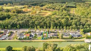 <p>Mooie <strong>bouwgrond van ca. 406 m²</strong> met een <strong>frontbreedte van ca. 15 meter</strong>, palend aan en met een uniek zicht op de <strong>Schotense Vaart</strong>.</p>
<p>De volledige <strong>BPA-bouwvoorschriften</strong> zijn op aanvraag verkrijgbaar. Enkele belangrijke bouwvoorwaarden zijn:</p>
<ul>
<li>Bestemming: bouwstrook voor vrijstaande woning, geen handelszaak.</li>
<li>De woonfunctie kan worden aangevuld met een beperkte ruimte voor het uitoefenen van vrije beroepen voor zover ze de ruimtelijke draagkracht van de buurt niet overschrijven. Bovendien mag de oppervlakte voor vrije beroepen niet meer dan 50m² bedragen.</li>
<li>De bestaande vrijstaande woningen kunnen niet vervangen worden door gekoppelde of aaneengesloten woningen en de bestaande gekoppelde woningen kunnen niet vervangen worden door aaneengesloten woningen.</li>
<li>Bebouwings- en inrichtingsvoorschriften: het bruto bouwvolume van een woning betreft maximaal 850m3.</li>
<li>Inplanting: de bouwvrije afstand ten aanzien van de zij perceelsgrenzen bedraagt 3m.</li>
<li>Bouwhoogte: maximaal kroonlijsthoogte: 7m, maximale nokhoogte: 11m</li>
<li>Bouwdiepte: de bouwdiepte is vrij voor zover de op plan aangeduide bouwstroken worden gerespecteerd</li>
<li>Verharharding: bij de woningen zijn verhardingen in functie van één toerit toegestaan met een maximum oppervlakte van 25m².</li>
<li>Afsluitingen: In de vorm van levende haag, al dan niet met draad verstrekt, verplicht te realiseren op 0,98m van de zonegrens met de zone voor fietspad of de ontworden rooilijn. Een opening ten behoeve van een inrit van maximaal 4m is toegestaan</li>
<li>Verharding achtertuin: elke vorm van verharding is verboden binnen de eerste 6m grenzend aan de zone voor afwatering of zone voor dijk.</li>
</ul>
<p></p>