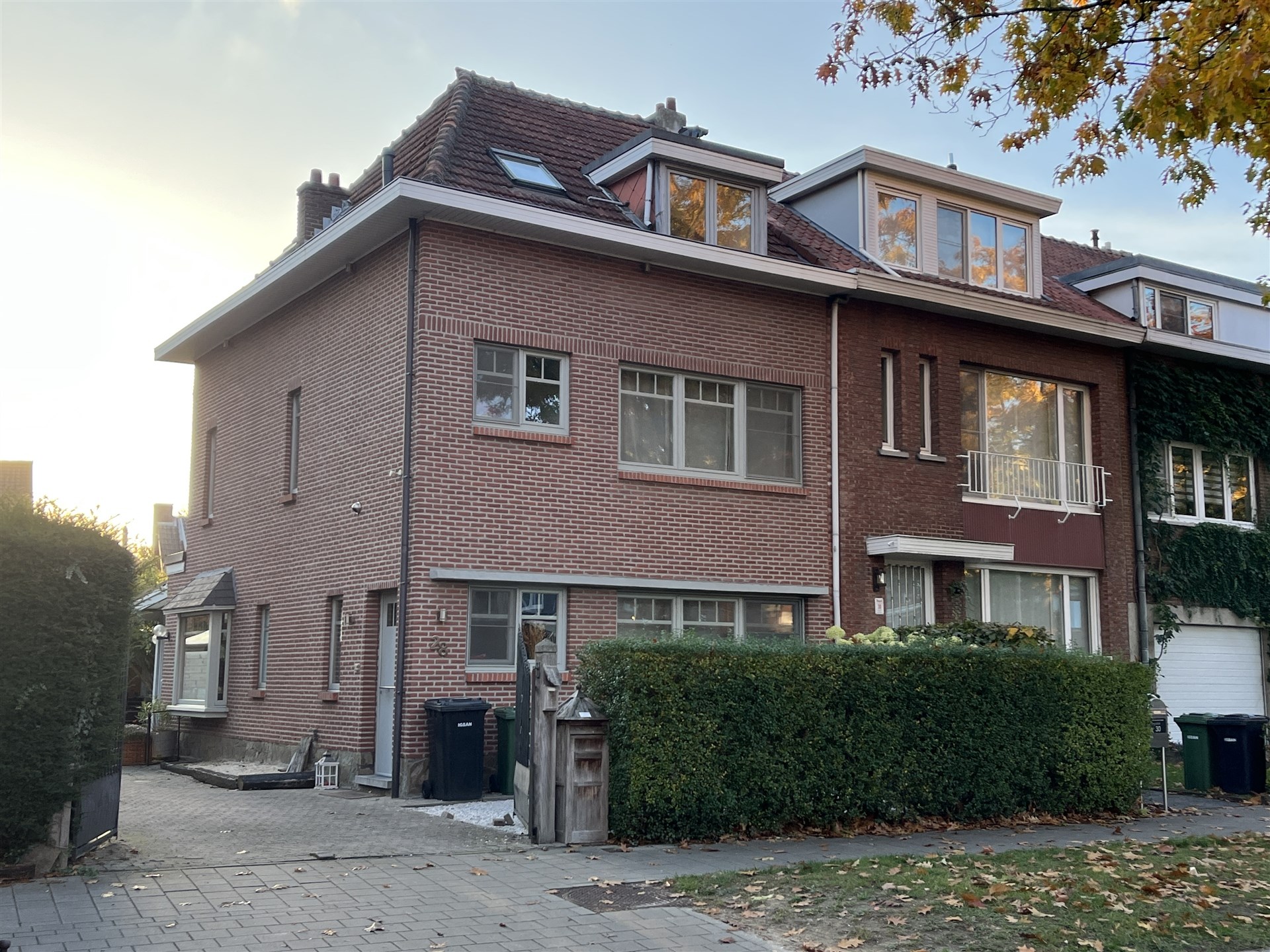 Halfopen bebouwing met garage en tuin - foto 1