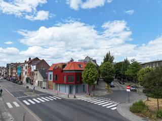 <p>Dit prachtige huis aan de Jan Delvinlaan in Gent biedt tal van mogelijkheden en is uitstekend gelegen nabij het stadscentrum van Gent, openbaar vervoer, winkels, scholen, parken en de aansluiting met de verbindingswegen.<br />De energiezuinige woning werd de voorbije jaren helemaal gerenoveerd en beschikt over een uitstekende EPC score van 200 kWh/m²/jaar - Label B- dankzij de goede isolatie, aanwezigheid van zonnepanelen, nieuwe hoogrendementsketel, enz.<br />Verder is de woning uiterst interessant aangezien het gelijkvloers ook kan ingedeeld worden als kantoorruimte met extra keuken aangezien er een aparte ingang is voorzien.<br />Indeling:<br />GV: Inkomhal, apart gastentoilet, keuken met aanhorigheden, slaapkamer (momenteel ingericht als bureau, tweede ruime slaapkamer voorzien van een aparte ingang, inpandige garage en een grote, droge kelder.<br />1eV: lichtrijke woonkamer met terras, keuken met aanhorigheden, eetplaats.<br />2eV: master bedroom, badkamer met bad en inloopdouche, toilet en wastafel, sauna en een 2<sup>e </sup>zonnig terras.<br /><br />Voor meer info of bezoek: SARA - CENTER OFFICE: 0478 90 27 09.<br /><br />EPC: 200 kwh/m2/jaar - Label B - renovatieverplichting: NEEN.<br />Bruikbare vloeropp: 202 m2 (opgemeten volgens EPC).<br />Asbestattest: Asbestveilig : 0 asbestmaterialen - 1 Beperking - 0 uitsluiting.<br />Stedenbouwkundige info: woongebieden, vergunning uitgereikt, geen rechterlijke herstelmaatregel of bestuurlijke maatregel opgelegd, geen verkavelingsvergunning uitgereikt, geen voorkooprecht.</p>