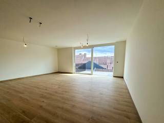 In de Stationsstraat te Bornem bieden wij dit stijlvolle nieuwbouwappartement op de tweede verdieping te huur aan. Een kwalitatief afgewerkt en energiezuinig appartement waar comfort, licht en hedendaags wonen perfect samenkomen.<br /><br />Via de inkomhal kom je terecht in de lichtrijke leefruimte met grote raampartijen en een volledig uitgeruste open keuken. De leefruimte sluit naadloos aan op het ruime terras, waar je in alle rust kan genieten van een aperitiefje.<br /><br />Het appartement beschikt over twee volwaardige slaapkamers, een praktische berging en een moderne badkamer voorzien van een ruime inloopdouche en lavabo. Daarnaast is er een afzonderlijk toilet aanwezig.<br /><br />Ook op technisch vlak is dit appartement volledig uitgerust met de nieuwste technieken. Zo geniet je van vloerverwarming in combinatie met een warmtepomp, een ventilatiesysteem type D en twee zonnepanelen.<br /><br />Daarnaast beschikt het appartement over een aparte fietsenberging.<br /><br />Er is eveneens de mogelijkheid om een autostaanplaats bij te huren voor € 100,00 per maand.<br /><br />De gemeenschappelijke kosten bedragen € 100,00 per maand.<br />Het appartement is beschikbaar vanaf 1 oktober.<br /><br />Het EPC is nog niet beschikbaar (nieuwbouw).<br /><br />Ben je op zoek naar een energiezuinig nieuwbouwappartement?<br />Contacteer ons gerust via bryann@julimmo.be of 0492 86 51 03.
