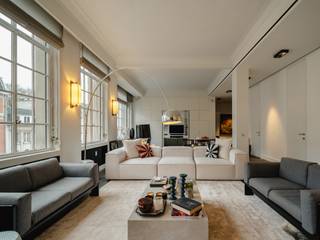 Op een steenworp afstand van het Ter Kamerenbos en het openbaar vervoer, bevindt zich dit loft-appartement met een bruto vloeroppervlakte van 225 m² (EPC) op de tweede verdieping van een art-decogebouw.<br /><br />Dit appartement is volledig gerenoveerd met hoogwaardige materialen en biedt ruime ontvangstruimtes met hoge plafonds. Het beschikt over een hal met garderobe, een lichte woonkamer, een eethoek en een aparte, volledig uitgeruste, speciaal ontworpen Gaggenau-keuken. De hoofdslaapkamer beschikt over een volledig marmeren badkamer en een aparte dubbele kleedkamer. Akoestische isolatie zorgt voor een rustige en vredige omgeving. Een tweede slaapkamer/kantoor/tv-kamer met open haard grenst aan de woonkamer en er is ook een aparte doucheruimte.<br /><br />Andere: zijn onder andere airconditioning in het hele gebouw, hoogwaardige afwerking, een Sonos-geluidssysteem, een alarmsysteem en een kelder. De kosten van € 800 omvatten verwarming en privéwater, onderhoud van de gemeenschappelijke ruimtes en de conciërgeservice. EPC: F<br /><br />De wijk Ter Kamerenbos is een rustige, groene buurt. Bekend om zijn kwaliteit van leven, is het ideaal gelegen, weg van de drukte van de stad en toch dicht bij alle voorzieningen.<br /><br />Voor meer informatie kunt u contact opnemen met Mélody Bingoni op +32 (0) 2 640 08 01.