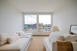 Res. Sombrero. Fantastische studio gelegen op in een zijstraat van de zeedijk. Meteen valt het prachtig uitzicht op die u heeft vanuit de leefruimte. Door het uitzicht heeft u een heel lichtrijke studio met grote raampartijen. De studio geniet een luxueuze afwerking, Het is uiterst geschikt voor permanente bewoning, of als tweede verblijf voor de familie. Het appartement is gelegen in een rustige, doch centraal gelegen, omgeving waar de gezellige restaurants op wandelafstand liggen. De ideale uitvalsbasis aan zee dus! Indeling: Ruime leefruimte, open keuken, nachthal, Badkamer met inloopdouche en lavabo, Berging in de kelderruimte