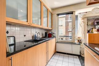 Dit tweeslaapkamerappartement is gelegen op wandelafstand van het centrum van Oostende. Op heden is er een vaste huurster waardoor het een interessante investering vormt. <br /><br />Het pand is logisch ingedeeld met ten eerste een ruime inkomhal. Verder is er de leefkamer en aansluitende keuken. Achterin het appartement is er een ruime badkamer met bad/douchecombinatie. Er zijn twee volwaardige slaapkamers aanwezig. Tot slot is er nog een handige berging met aansluiting voor een wasmachine. <br /><br />Het appartement beschikt daarenboven over een conforme elektrische keuring en een gunstig EPC label. <br /><br />Bent u op zoek naar een interessante investering? Aarzel dan niet en neem contact op voor meer info of een afspraak. <br /><br />