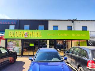 Dit fantastisch gelegen<strong> handelspand van 410 m²</strong>, bevindt zich op een uitstekende locatie langs de Koningin Astridlaan, nabij o.a. Delhaize, Hubo en Pizza Hut, ideaal voor diverse commerciële toepassingen. Dit gelijkvloerse pand biedt een open winkelruimte, praktische opslagmogelijkheden en moderne faciliteiten.<br /><br />Het commerciële pand bestaat uit een open ruimte met een grote glazen vitrine, wat zorgt voor fantastische zichtbaarheid. Daarnaast beschikt de handelsruimte over een kantoor, sanitair en kitchenette, wat het zeer functioneel maakt. <br />Er is ruime gemeenschappelijke parkeergelegenheid beschikbaar voor de deur en op de site, wat het voor klanten en personeel makkelijk maakt om het pand te bereiken.<br /><br />Contacteer <strong>PANORAMA B2B </strong>voor bijkomende (technische) inlichtingen, plannen of een vrijblijvend plaatsbezoek <strong>0479 70 70 73</strong>.