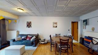 Deze gezellige studio is centraal gelegen in de Nicolas Mengelaan, op wandelafstand van de zeedijk en het winkelcentrum. De studio beschikt over een aangename leefruimte, een afzonderlijke keuken en een badkamer met lavabo, douche en toilet. Daarnaast beschikt de studio over een priveberging in de kelderverdieping, ideaal voor extra opslagruimte.