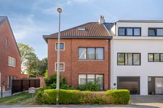 <p><u><strong>Mechelen: Rustig gelegen woning met gezellige tuin en garage</strong></u><br /><br />Deze woning biedt een uitstekende basis dankzij haar gunstige EPC-score C, waardoor er geen renovatieverplichting van toepassing is. Met de nodige modernisering creëert u hier een hedendaagse gezinswoning op een toplocatie.</p>
<p>Een van de grootste troeven is de ruime, groene tuin, waar u in alle rust kunt genieten van het buitenleven. Daarnaast beschikt de woning over een aparte garagebox, wat zorgt voor extra comfort en parkeergelegenheid.</p>
<p>Dankzij de rustige ligging in een aangename woonwijk, gecombineerd met de vele mogelijkheden die deze woning te bieden heeft, is dit een unieke kans voor wie op zoek is naar een woning met karakter, potentieel en een uitstekende ligging.<br /><br />Belangrijkste ruimtes:</p>
<ul><li>Ruime leefruimte</li><li>Open keuken met zicht op de groene tuin</li><li>3 slaapkamers</li><li>Zolderkamer met veel potentieel </li></ul>
Troeven:
<ul><li>Rustig gelegen </li><li>Gezellige, groene tuin</li><li>Garagebox</li><li>Ruime leefruimte met zicht op tuin</li></ul>