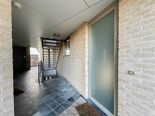 INSTAPKLAAR en STIJLVOL APPARTEMENT met een ZONNIG TERRASJE en een PRIVATIEVE PARKEERPLAATS op een GUNSTIGE LOCATIE aan de STADSRAND met een...