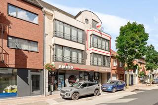 Energiezuinig en goed onderhouden appartement met terras in hartje Beerse <br /><br />Dit ruime en zeer verzorgde appartement bevindt zich op de tweede verdieping van een kleinschalig en stijlvol gebouw in het centrum van Beerse. Dankzij de gunstige ligging combineer je hier een rustige woonomgeving met alle faciliteiten op wandelafstand.<br /><br />De inkomhal leidt naar een lichtrijke leefruimte met een open, volledig geïnstalleerde keuken. Verder biedt het appartement een badkamer, apart toilet, twee slaapkamers, een handige wasplaats en een aangenaam terras waar je in alle rust kan genieten.<br /><br />Het appartement beschikt bovendien over een garagebox die verplicht dient aangekocht te worden voor €15000 <br /><br />Met zijn energiezuinige karakter en huidige verhuur is dit een uitstekende opportuniteit, zowel voor wie op zoek is naar een kwalitatieve woonst als voor wie wil investeren in een zorgeloos opbrengsteigendom.<br /><br />Comfort, onderhoudsgemak en een centrale ligging maken dit appartement tot een absolute aanrader.<br /><br />Meer info? contacteer snel Domestic makelaars op 014 61 03 86 en plan je bezoek in.