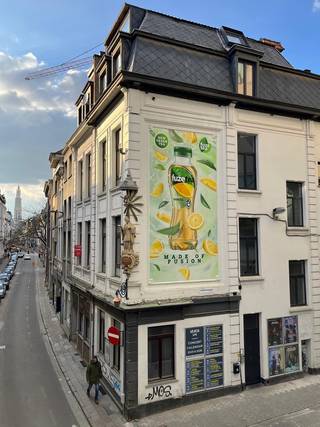 Vergund studentengebouw op een uitstekende AAA locatie, tegenover de AP Hogeschool, in het centrum van Antwerpen. Het pand beschikt over 10 gemeubelde kamers, waarvan 4 studio’s, een fietsenberging, technische ruimte, ruime kelder, aparte keuken en sanitaire voorzieningen zoals 2 aparte douches en 2 toiletten. Elke kamer is voorzien van een eigen wastafel, en sommige kamers hebben een eigen keuken. Het gebouw werd volledig gerenoveerd in 2015, met een renovatie van de kamers 3, 4, 9 en 10 in 2022.<br /><br />Het pand is uitgerust met dubbele beglazing, voldoet volledig aan de brand- en rookdetectievoorschriften, heeft gasverwarming, en biedt internet en wifi. Deze eigendom heeft een groen label gekregen en we beschikken over 10 geldige conformiteitsattesten. Alle kamers zijn momenteel volledig gemeubileerd en verhuurd op basis van een 12-maandencontract.<br /><br />De jaarlijkse huurinkomsten (academie 25/26) voor de kamers bedragen momenteel €64000. Daarnaast zijn er verschillende extra jaarlijkse inkomsten, zoals de verhuur van de gevel voor de plaatsing van publiciteitsborden (€752 per jaar) en voor commerciële muurschilderingen (ongeveer €4.500 per jaar). De huidige netto-opbrengst bedraagt ongeveer €60.000, met potentieel om dit verder te optimaliseren tot ongeveer €65.000.<br /><br />Indeling:
<ul>
	<li>Kelder</li>
	<li>Gelijkvloers: Fietsenberging, douche, toilet, gemeenschappelijke keuken, Kamer 1 (12 m²), Kamer 2 (12 m²)</li>
	<li>1e Verdiep: Kamer 3 (12 m² met mezzanine), Kamer 4 (13 m² met mezzanine), Kamer 5 (14,5 m²)</li>
	<li>2e Verdiep: Kamer 6 (21,5 m²), Kamer 7 (19,7 m²)</li>
	<li>3e Verdiep: Kamer 8 (22 m²), Kamer 9 (14 m²), douche en toilet</li>
	<li>4e Verdiep: 2-persoonskamer (38,77 m²)</li>
</ul>
<br />Meer details, zoals de plattegronden, gedetailleerde huurinkomsten, kosten, EPC en keuringen, kunnen worden verstrekt na contact. U kunt alvast enkele documenten uploaden via onze website.<br /><br />Voor meer informatie kunt u ons een e-mail sturen naar info@wellimmo.net of bellen naar 03 225 00 68.