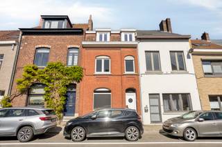 Immo Pické biedt u deze gunstig gelegen woning aan en gelegen in de nabijheid van alle voorzieningen, scholen, winkels, openbaar vervoer en invalswegen. Deze woning bestaat op het gelijkvloers uit een inkomhal, een leefruimte met salon en eetkamer, een keuken en een badkamer. Op de eerste verdieping beschikt deze woning over een nachthal en 3 ruime slaapkamers. Via een vaste trap begeven we ons naar de zolderverdieping waar we nog een nachthal terugvinden samen met een inrichtbare zolder (mogelijkheid om 2 extra kamers te maken). Vervolgens beschikt de woning over verschillende kelders en een tuin.