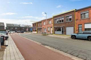 Gunstig gelegen woning bestaande uit een handelsruimte of kantoor op het gelijkvloers met een aparte inkom (72,76m2) en een appartement met 2 SLK op het 1e verdiep (88,23m2). Het pand is makkelijk bereikbaar op slechts enkele minuten rijden van de beide opritten A12 & E19 Antwerpen-Brussel. Dit eigendom werd goed onderhouden: de keuringen van de elektriciteit zijn conform en de EPC attesten hebben een goede EPC score Label B. Het plat dak werd vernieuwd en geïsoleerd. <br /><br />De indeling is als volgende:<br /><br />-1: KELDER<br />GLVL: aparte inkom naar het appartement, een traphal, inkomhall van de handelsruimte, de handelsruimte of kantoor, een 2e hal, een apart toilet en een keukenruimte met zithoek<br />1eV: het appartement bestaande uit: een woonkamer, een ingerichte keuken, een nachthall, een modern ingerichte badkamer met lichtkoepel en 2 slaapkamers. <br /><br />Er is parkeergelegenheid in de garage, voorzien van aansluiting wasmachine. Verder is er nog een binnentuin met uitweg achteraan & een betonnen tuinberging. <br />Heeft u interesse in deze woning? Contacteer ons via 03 459 99 99 of info@leximmo.be voor een bezichtiging ter plaatse!<br />