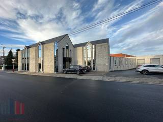 Dit veelzijdige bedrijfsgebouw is strategisch gelegen in de wijk Risquons-Tout, vlak bij de Frans-Belgische grens en geniet van een...