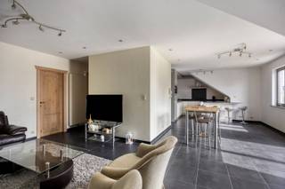 www.JUNOvastgoed.be --> tabblad downloads voor meer detailinfo.DE LIFT KOMT RECHTSTREEKS IN HET APPARTEMENT. Zeer ruime leefruimte, met open keuken...