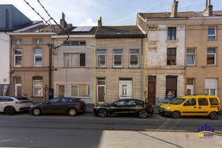 Op zoek naar een te renoveren woning met tuin op een uitstekende locatie?<br />Deze interessante rijwoning is gelegen in het hartje van Ledeberg, vlakbij winkels, scholen, openbaar vervoer en alle dagelijkse voorzieningen. Een mooie opportuniteit voor doe-het-zelvers, jonge gezinnen of investeerders die op zoek zijn naar een woning met uitbreidingsmogelijkheden en veel potentieel.<br />De woning beschikt momenteel over 2 slaapkamers en biedt bovendien nog heel wat extra mogelijkheden. De ruime zolderverdieping kan, mits de nodige aanpassingen, ingericht worden als 2 bijkomende kamers. Ideaal voor een gezin, thuiswerkers of wie nood heeft aan extra ruimte.<br />Een absolute troef is de aangename tuin, een fijne plek om te ontspannen, te genieten van het buitenleven of gezellig samen te zijn met familie en vrienden.<br />De woning is te renoveren, waardoor je ze volledig naar eigen smaak en wensen kunt vernieuwen en inrichten.<br />EPC-label F. De woning is energetisch te renoveren en biedt hierdoor de mogelijkheid om het wooncomfort en de energiezuinigheid aanzienlijk te verbeteren.<br />Vanafprijs: € 280.000<br />Een woning met veel potentieel, een tuin en uitbreidingsmogelijkheden op een toplocatie in Ledeberg.<br />Bezoekdag op 13/09 – enkel op afspraak van 10u tot 12u.<br />Interesse? Maak tijdig uw afspraak via aurelie@dwimmo.be.