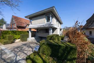 Deze uitzonderlijke villa in de gegeerde Dieseghemwijk werd in 1996 door Antwerps architect P. Van Thuyne met duurzame materialen voor eigen...