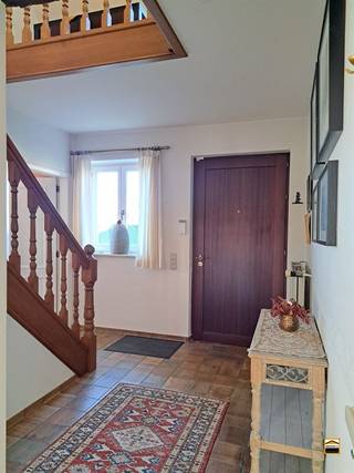 <p><span>Tijdloze open bebouwing op ca. 10 are, pal in het centrum van Borgloon<br />met 4 mogelijk 5 slaapkamers en garage. <br /><br />* EPC C geen renovatieplicht *asbestveilig</span><span><br /><br />Op zoek naar een ruime gezinswoning met een mooie tuin, een praktische indeling én een<br />uitstekende ligging? Deze tijdloze open bebouwing is gelegen op een mooi perceel van ca. 10 are,<br />pal in het centrum van Borgloon. Een bijzonder aangename combinatie van ruimte, rust en een<br />centrale ligging.  <br /><br />Via de inkomhal met gastentoilet komen we in de ruime en lichtrijke leefruimtes.<br />De eetkamer staat rechtstreeks in verbinding met de open keuken, die op haar beurt toegang biedt<br />tot het terras en de tuin. Aansluitend bevindt zich de ruime zithoek, waar grote raampartijen zorgen<br />voor een aangename hoeveelheid natuurlijk licht.</span></p><p><span>Op de gelijkvloerse verdieping beschikt de woning bovendien over een grote badkamer, uitgerust met<br />een ligbad, aparte douche, toilet en dubbele lavabo. De reeds aanwezige praktische inbouwkasten <br />zorgen voor extra bergruimte. Eveneens op dit niveau bevindt zich een eerste slaapkamer, die <br />uiteraard ook perfect dienst kan doen als bureauruimte, hobbykamer of speelkamer.<br />Een belangrijke troef is de inpandige garage, met rechtstreekse toegang tot de woning.  <br /><br />Op de eerste verdieping bevinden zich nog drie ruime slaapkamers waarvan 1 met dressing. <br />Daarnaast is er een grote zolderruimte aanwezig. Mits enkele beperkte ingrepen biedt deze <br />ruimte mogelijkheden om bijkomende kamers te creëren, waardoor de woning ook voor een groter <br />gezin bijzonder interessant is. <br />Buiten beschikt de woning over een ruime en mooi aangelegde zijdelingse inrit, met voldoende <br />parkeer-mogelijkheden. <br />Ook energetisch beschikt deze woning over een interessant profiel: met een EPC-score van <br />224 kWh/m²jaar (label C)  valt de woning </span><span>niet</span><span> onder de renovatieplicht. <br />Daarnaast werd de woning </span><span>asbestveilig </span><span>bevonden, wat voor extra gemoedsrust zorgt.<br /><br />De troeven op een rij:<br />*Open bebouwing op een mooi perceel van ca. 10 are<br />*Gelegen pal in het centrum van Borgloon<br />*Tijdloze uitstraling<br />*Ruime en lichtrijke leefruimtes<br />*Open keuken met toegang tot terras<br />*4 slaapkamers, waarvan 1 op het gelijkvloers<br />*Grote zolderruimte met mogelijkheden tot uitbreiding<br />*Ruime badkamer met ligbad, douche en dubbele lavabo<br />*Inpandige garage<br />*Ruime zijdelingse inrit<br />*Mooi aangelegde buitenruimte<br />*EPC-label C – 224 kWh/m²jaar DUS </span><span>geen</span><span> renovatieplicht<br />*Asbestveilig<br /><br />Een ruime gezinswoning op een mooi perceel, met een bijzonder centrale ligging <br />in Borgloon met heel wat mogelijkheden voor de toekomst.<br /><br />Wenst u een bezoek ter plaatse neem dan contact via 012.26.22.05 </span></p><p><span><span>www.hetimmohuis.be</span></span><span> </span></p><p><span> </span></p>