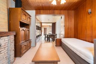<p>Te renoveren woning met ruime tuin in een rustige woonwijk in Oostende<br /><br />Bent u op zoek naar een woning om volledig naar eigen smaak te renoveren? Dan biedt deze charmante woning in de Guido Gezellestraat een uitstekende kans. Gelegen in een rustige en residentiële woonwijk beschikt deze woning over een ruime tuin van 145 m² en tal van mogelijkheden om er uw ideale thuis van te maken.</p>
<p>De ligging combineert rust met een vlotte bereikbaarheid. Scholen, openbaar vervoer, een park, het ziekenhuis en belangrijke invalswegen bevinden zich op korte afstand. De woning beschikt momenteel over twee volwaardige slaapkamers en een ruime zolder van 25 m², die de mogelijkheid biedt om op te splitsen in twee extra volwaardige kamers, ideaal voor een groter gezin of wie extra ruimte wenst.</p>
<p>Belangrijkste ruimtes:<br />• Inkomhal met toegang tot de leefruimtes<br />• Gezellige woonkamer met aansluitende eetkamer<br />• Eetkamer met ingemaakte kasten<br />• Functionele keuken<br />• Berging met aansluiting voor wasmachine<br />• Badkamer met ligbad en enkele wastafel in meubel<br />• Apart toilet<br />• Slaapkamer van 22 m²<br />• Slaapkamer van 12 m²<br />• Zolder van 25 m²<br />• Ruime tuin van 145 m²</p>
<p>Troeven:<br />• Te renoveren woning met tal van mogelijkheden<br />• Mogelijkheid om de zolder op te splitsen in twee extra volwaardige kamers<br />• Ruime tuin van 145 m²<br />• Rustige en residentiële woonwijk nabij alle voorzieningen</p>
<p>Neem vandaag nog contact op met uw ERA-makelaar voor een bezoek.</p>
<p>JOUW DROOMHUIS. ZO GEVONDEN!</p>