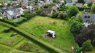 Bouwgrond van ca. 2135 m² met verkavelingsvergunning voor een ééngezinswoning<br /><br />Bent u op zoek naar een ruim perceel om uw droomwoning te realiseren? Dan is deze bouwgrond van ca. 2.300 m², gelegen aan de Molenstraat 61 in Sijsele, een unieke opportuniteit.<br /><br />Voor het perceel werd reeds een verkavelingsvergunning voor het bouwen van een ééngezinswoning bekomen. Hierdoor beschikt u over een sterke basis om uw bouwplannen verder uit te werken.<br /><br />Omdat de mogelijkheden en de voorwaarden van de vergunning het best persoonlijk kunnen worden toegelicht, nodigen wij u graag uit voor een vrijblijvend gesprek op ons kantoor. Aan de hand van de verkavelingsplannen en de vergunningsdocumenten geven wij u graag een volledig overzicht van de bouwmogelijkheden en beantwoorden wij al uw vragen.<br /><br />De bouwgrond geniet van een rustige ligging in Sijsele, met een vlotte bereikbaarheid en alle dagelijkse voorzieningen, scholen en winkels in de nabije omgeving. Bovendien bevindt u zich op slechts enkele minuten van Damme en is ook Brugge vlot bereikbaar.<br /><br />Bent u op zoek naar een ruim perceel met een vergunde basis voor de bouw van uw toekomstige woning? Neem dan vrijblijvend contact op met Matthijs via 0470077241 of matthijs@immogeernaert.be.