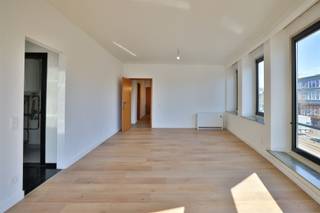 In het centrum van Mortsel, vinden we dit 2-slaapkamer appartement. Indeling:Via de gemeenschappelijke inkomhal, betreden we het gebouw en bereiken...