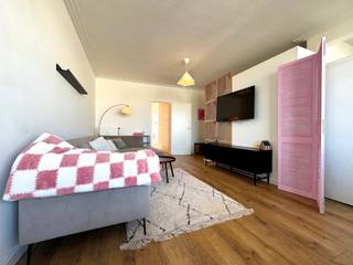 Ontdek dit instapklare, volledig gemeubelde appartement op de 5e verdieping in Merksem, met vlotte verbinding naar Antwerpen.<br /><br />Met een energiezuinig EPC label B geniet je van comfort én lagere energiekosten.<br />De huur van de inboedel is inbegrepen, zonder extra meerkost. De terrassen en de lift maken het geheel extra leefbaar.<br /><br />De maandelijkse provisie bedraagt 175 euro incl. water en collectieve verwarming, met een jaarlijkse afrekening.<br />De private elektriciteit sluit je zelf aan.<br /><br /><strong>Indeling en troeven:</strong><br />
<ul>
<li>Ruime, lichtrijke en ingerichte leefruimte met toegang tot het terras vooraan</li>
<li>Volledig uitgeruste keuken met koelkast en vriezer, combi oven, vaatwasser, dampkap en veel kastruimte</li>
<li>Twee volwaardige slaapkamers, waarvan één met toegang tot het terras achteraan</li>
<li>Badkamer met douche, lavabomeubel, en wasmachine</li>
<li>Apart toilet</li>
<li>Dressing/bergruimte</li>
<li>Zonwering aanwezig</li>
<li>Lift, gemeenschappelijke fietsenberging en parkeerplaatsen in de omgeving</li>
<li>Conforme elektrische keuring</li>
<li>Onmiddellijk beschikbaar</li>
</ul>