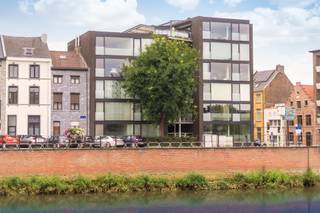 Modern 2-slaapkamerappartement met zonnig terras in hartje Mechelen Bij het betreden van het appartement kom je in een ruime inkomhal met grote...