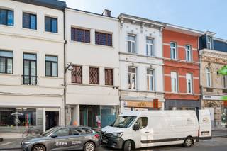 <p>Zin om te ondernemen op een plek waar het echt gebeurt?<br />Welkom in de Statiestraat! DE winkelstraat van Oud-Berchem.<br />Hier wandelt, fietst, shopt en flaneert je cliënteel letterlijk voorbij je etalage. Station Berchem op wandelafstand, tram en vélo om de hoek,... bereikbaarheid? Die zit hier gewoon in het straatbeeld.<br /><br />Dit commerciële handelsgelijkvloers biedt maar liefst 131 m² aan pure mogelijkheden, aangevuld met een praktische kelder van 54 m². Voorraad, stockage, atelier, archief of creatieve uitvalsbasis? Jij kiest.<br /><br />De grote vitrine zorgt voor maximale visibiliteit. Wat jij hier doet, wordt gezien. En dat is precies wat je wil in een bruisende straat vol lokale handelaars, hippe horeca en vaste buurtklanten die graag dichtbij huis shoppen.<br /><br />Binnenin krijg je een ruime, open casco-ruimte die je volledig naar je hand kan zetten. Van stijlvolle conceptstore tot koffiebar, praktijkruimte, galerij of showroom: hier bouw je jouw verhaal vanaf nul, op een locatie die al voor je werkt.<br /><br />Extra troeven:<br />- Topligging in de commerciële as van Oud-Berchem<br />- 131 m² handelsruimte + 54 m² kelder<br />- Grote etalage met sterke zichtbaarheid<br />- Gevel met karakter<br /><br />Heb jij grootse plannen of ben je reeds een gevestigde waarde die wil uitbreiden: hier leg je de basis voor succes.<br />Statiestraat 57 wacht niet. Wanneer start jij?<br /><br />Wg, Gvkr, Gvv, Gmo, Geen overstromingsgevoelig gebied</p>
