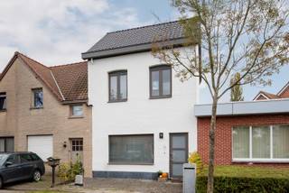 Deze prachtige woning bevindt zich in een rustige, kindvriendelijke buurt vlakbij het centrum van Brasschaat. De woning bestaat uit een ruime woonkamer, ingerichte eetkeuken (afwasmachine, heteluchtoven,...), aparte bureau/hobbykamer, berging met was/droogkastaansluiting en een badkamer met ligbad en dubbele wastafel. Op de 1ste verdieping vinden we 2 ruime slaapkamers met aparte dressing. Er is tevens een ruim terras en tuin aan de woning. De woning is volledig instapklaar.