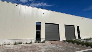 <strong>Unité PME</strong> neuve et durable <strong>de 410 m²</strong> à louer, idéalement située à proximité du Canal Albert. Le site bénéficie également d’une excellente accessibilité grâce à sa proximité avec les autoroutes <strong>E313 et E314,</strong> offrant des liaisons rapides vers Bruxelles, Anvers, les Pays-Bas et l’Allemagne.<br /><br />L’espace de stockage brut de<strong> 410 m²</strong>, avec une<strong> hauteur libre de 6 m</strong>, est accessible via<strong> 2 porte sectionnelle automatique</strong> (4 m de large x 4,2 m de haut) ainsi que 2 porte d’entrée séparée. Le hall isolé est équipé de lanterneaux et de trappes de fumée pour un éclairage naturel et une ventilation optimale, et dispose d’un sol en béton renforcé pouvant supporter<strong> 1 tonne/m².</strong> De plus, l’unité est dotée d’une isolation PIR sur le toit (±10 cm) et sur la façade (±10 cm), garantissant une construction durable et écoénergétique.<br /><br />La structure du plafond peut supporter <strong>5 kg/m²,</strong> idéale pour de légères installations techniques. À l’extérieur, l’unité comprend 4 places de parking privées et suffisamment d’espace pour manœuvrer. L’unité convient à la fois au stockage et aux activités de production.<br /><br />D’autres surfaces sont disponibles et peuvent être combinées pour atteindre une superficie totale de <strong>2 050 m²</strong>. Livraison prévue fin avril / début mai.<br /><br />Contactez<strong> PANORAMA B2B</strong> pour plus d’informations (techniques), les plans ou une visite sur place sans engagement au <strong>011 220 500.</strong>