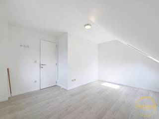 Deze halfopen woning in Dikkebus biedt een open indeling en een aangename buitenomgeving.Indeling van de woning:Gelijkvloers:U betreedt de woning via...