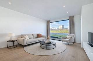 Kwalitatief afgewerkte halfopen bebouwing op een strategische locatie bestaande uit een inkomhal met gastentoilet, ruime lichtrijke leefruimte...