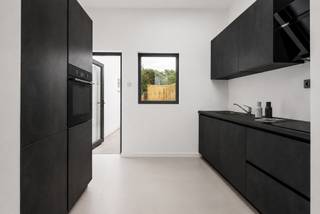 
Op zoek naar een volledig gerenoveerde woning waar je echt niks meer aan hoeft te doen? Zoek niet verder! Gelegen aan de Ketinglei 45 in Hemiksem vind je deze prachtige, energiezuinige woning op een zéér centrale locatie. Met het gezellige centrum, het openbaar vervoer en belangrijke invalswegen vlakbij, geniet je hier van een optimale bereikbaarheid.

De woning is van A tot Z vernieuwd met oog voor kwaliteit en comfort. Droom je van een ruime buitenplek? De grote, zonnige tuin is het absolute visitekaartje van deze woning — de ideale plek voor zomerse barbecues of om heerlijk te ontspannen.

**De belangrijkste troeven op een rij:**

* **Volledig gerenoveerd:** Uitgerust met een nieuwe keuken, een moderne badkamer, een gloednieuwe verwarmingsinstallatie, een nieuw dak én nieuwe ramen.
* **Toekomstgericht &amp; Zorgeloos:** Gunstig EPC-label B, volledig asbestvrij en een goedgekeurde, conforme elektrische installatie.
* **Indeling:** Een gezellige leefruimte met veel lichtinval, vernieuwde keuken en badkamer, en **2 volwaardige slaapkamers**.
* **Buitenruimte:** Royale, zonnige tuin (die nog ingezaaid/aangelegd moet worden) waar je van 's ochtends tot 's avonds van de zon geniet.

Kortom: de perfecte combinatie van een centrale ligging, moderne luxe en een heerlijke tuin. Ideaal voor starters, jonge gezinnen of wie zorgeloos wil verhuizen.

**Interesse?** Neem snel contact op voor een bezoek en laat je verrassen door deze parel op Ketinglei 45!