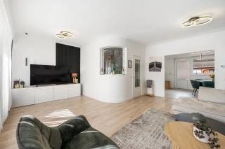 Deze gerenoveerde bel-etagewoning is gelegen in de Jan van Eyckstraat, in een aangename en rustige woonomgeving te Schoten. Dankzij de gunstige ligging bevinden winkels, scholen, openbaar vervoer en diverse andere voorzieningen zich in de nabije omgeving. Ook het centrum van Schoten en de omliggende gemeenten zijn vlot bereikbaar. De woning beschikt over drie slaapkamers, een ruime leefruimte, een inpandige garage, een terras en een aangename tuin.<br /><br />We betreden de woning via de inkomhal met ruime trap naar de eerste verdieping. Op het gelijkvloers bevindt zich een inpandige garage, voorzien van een automatische sectionale poort. Achter de garage treffen we een praktische wasplaats en een afzonderlijke berging, die zorgen voor voldoende extra opbergruimte.<br /><br />Op de eerste verdieping bevindt zich de ruime en aangename woonkamer. Aansluitend treffen we de eetkamer en de volledig uitgeruste keuken. Vanuit de keuken en eetkamer heeft u toegang tot het terras op deze verdieping. Daarnaast beschikt de woning over een aangename tuin.<br /><br />Verder beschikt de woning over drie slaapkamers en een badkamer, waardoor ze uitermate geschikt is voor gezinnen of wie op zoek is naar extra ruimte voor een bureau of hobbykamer.<br /><br />Tot slot beschikt de woning over een privatieve oprit met nieuw aangelegde klinkers en een zonnepaneleninstallatie. Ook de conforme elektrische installatie en het asbestveilige attest vormen belangrijke extra troeven van deze gerenoveerde woning.<br /><br />Troeven:<br />+ Gerenoveerde bel-etagewoning<br />+ Rustige en gunstige ligging<br />+ 3 slaapkamers<br />+ Terras op de eerste verdieping en tuin<br />+ Zonnepaneleninstallatie<br />+ Conforme elektrische installatie<br />+ Asbestveilig<br /><br />Heeft u interesse in deze woning en wenst u een bezoek ter plaatse in te plannen? Aarzel niet ons te contacteren. Wij zijn bereikbaar via het nummer 03 337 50 70 of info@vbvastgoed.be.