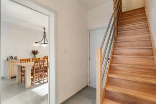 Deze volledig gerenoveerde woning (renovatiejaar 2024–2025) is instapklaar en combineert hedendaags comfort met een rustige, groene omgeving.Bij het...