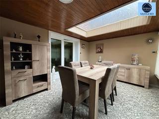 <p><span>Te moderniseren rijwoning met karakter, rustig gelegen nabij centrum Nederbrakel</span></p><p><span>Richtprijs: €199.000 euro</span></p><p><span> </span></p><p><span>Op zoek naar een charmante woning met potentieel in een rustige omgeving? Deze te moderniseren rijwoning is gelegen nabij het centrum van Nederbrakel en het recreatiedomein De Rijdtmeersen.</span></p><p><span> </span></p><p><span>Bij het binnenkomen word je verwelkomd in een mooie inkomhal, die met haar art deco-invloeden meteen karakter en sfeer uitstraalt. De ruime living met hoge plafonds biedt een aangename leefruimte, aansluitend op een lichtrijke eetruimte en de keuken. De badkamer dient nog voorzien te worden, maar hier zijn verschillende mogelijkheden om deze te integreren in de woning.</span></p><p><span> </span></p><p><span>Achteraan vind je een terrasoverkapping en enkele oude koterijen, die de optie bieden om de keuken uit te breiden of een badkamer te plaatsen. De zonnige tuin biedt een prachtig uitzicht over de natuur en nodigt uit tot ontspanning.</span></p><p><span> </span></p><p><span>Op de eerste verdieping zijn er twee ruime slaapkamers en een extra ruimte die perfect kan dienen als bureau of dressing. Via een vaste trap bereik je de zolderkamer, waar nog twee extra slaapkamers kunnen worden ingericht.</span></p><p><span> </span></p><p><span>De woning wordt verwarmd met een gaskachel en beschikt deels over dubbele beglazing in PVC en hout. Momenteel heeft de woning een EPC-label F, maar met enkele gerichte aanpassingen kan dit snel naar een label D gebracht worden.</span></p><p><span> </span></p><p><span>Voor info of bezoek bel 0475/51.40.73 en stuur een email naar <span>info@svena.be</span></span></p><p><span> </span></p><p><span>Deze gegevens zijn louter informatief en wij kunnen niet aansprakelijk gesteld worden voor eventuele onjuistheden.</span></p><p><span>De bewoonbare oppervlakte is slechts indicatief.</span></p>