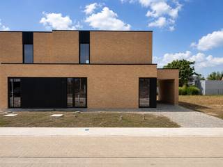 <span>indeling van woning</span>
<h3><span>gelijkvloers</span></h3>
<span>De lichtrijke leefruimte, eetplaats en keuken vormen één open en aangenaam geheel, waarbij de eetruimte rechtsreeks aansluit op het terras en de tuin met een zuidwestelijke oriëntatie. Daar geniet je volop van de namiddag- en avondzon. Een aparte berging biedt de nodige praktische opbergruimte, terwijl de inpandige carport zorgt voor een beschutte parkeerplaats aan de woning.</span>
<h3><span>eerste verdieping</span></h3>
- 3 ruime slaapkamers <br />- badkamer met ligbad en inloopdouche<br />- een apart toilet
<h3><span>duurzaamheid en energie</span></h3>
Bij het ontwerp stonden energie-efficiëntie en wooncomfort centraal.<br />De woning is uitgerust met:<br />- zonnepanelen<br />- balansventilatie met warmterecuperatie<br />- condenserende gaswandketel
<h3><span>afwerking en prijs</span></h3>
- De woning is wind- en waterdicht afgewerkt. Keuken, badkamer en vloerbekleding kies je zelf, volgens jouw smaak en budget. Of koop casco en werk zelf verder af.<br />- De vermelde prijs betreft de volledig afgewerkte woning (zonder aanleg tuin en terras) exclusief btw en verkoopkosten.