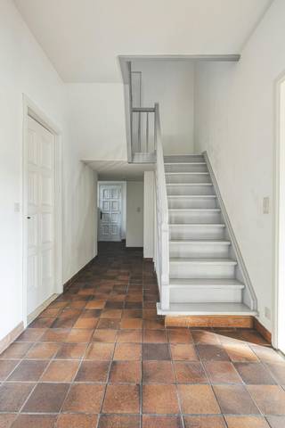 Droomt u van een charmant en ruim huis te koop met veel potentieel op een unieke en rustige locatie? Dan is deze karaktervolle open bebouwing in Putte-Kapellen de ideale opportuniteit. De bereikbaarheid van de faciliteiten in zowel Putte-Kapellen als Heide is uitstekend.De indeling van de woning is als volgt:Gelijkvloers: we betreden de woning via de ruime inkomhal. Aan de rechterzijde bevindt zich de lichtrijke leefruimte met eet- en zitgedeelte en open haard. De linkerzijde omvat een afzonderlijke keuken met mogelijkheid om een aparte eetkamer te voorzien. Verder omhelst de gelijkvloerse verdieping een gastentoilet, ruime wasplaats en bergruimte.Eerste verdieping: via de trap bereiken we de eerste slaapkamer op een tussenverdieping. De masterbedroom heeft zicht op de omliggende velden en een eigen aansluitende badkamer. Verder vinden we een derde slaapkamer en tweede badkamer. De woning is gelegen op een ruim perceel met heel wat parkeergelegenheid en uitzicht op de omliggende weilanden. Het betreft een grote, zonnige tuin met veel privacy rondom het huis. Bijzonderheden:- EPC: 558 kWh/m²- eventueel mogelijkheid om paard te stallen in de nabije omgeving De grote troeven van dit huis zijn onmiskenbaar de charmante stijl en de centrale én rustige ligging in Putte-Kapellen. Interesse in deze unieke woning? Neem dan zeker contact op via 03 666 66 66 of femke.van.helvert@dewaele.com.Dewaele Vastgoed Kapellen, Hoevensebaan 25Dit pand is onderworpen aan de renovatieverplichting van de Vlaamse overheid voor residentiële gebouwen (behoudens bij sloop binnen 5 jaar na de aankoop). Consulteer voor meer informatie de website van het Vlaams Energie- en Klimaatagentschap via https://www.vlaanderen.be/een-woning-kopen/renovatieverplichting-voor-residentiele-gebouwen