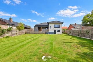 Sfeervolle en verrassend ruime gezinswoning op 774 m²<br /><br />Op zoek naar een woning met ruimte, rust én karakter? Dan is deze verrassend ruime gezinswoning zeker het ontdekken waard. Gelegen op een mooi oost gericht perceel van 774 m², in een rustige en kindvriendelijke omgeving, geniet je hier van een fijne combinatie van groen, privacy en een vlotte bereikbaarheid.<br /><br />De woning werd in 2018 grondig vernieuwd en is sindsdien helemaal mee met de tijd. Tegelijk bleef er voldoende karakter en gezelligheid behouden. De landelijke sfeer zorgt meteen voor een warm en huiselijk gevoel.<br /><br />Ook aan ruimte geen gebrek. De woning is volledig onderkelderd en biedt daardoor heel wat extra mogelijkheden. Denk aan een speelkamer, hobbyruimte, werkplek of gewoon veel bergruimte. Achteraan in de tuin staat bovendien nog een polyvalente ruimte van maar liefst 30 m². Ideaal als atelier, werkplaats of creatieve ruimte.<br /><br />In 2018 werden onder meer de keuken, badkamer, ramen en deuren, dak, elektriciteit, vloeren en binnendeuren vernieuwd. Daarnaast beschikt de woning over 16 zonnepanelen met een vermogen van 4.880 WP.<br /><br />INDELING<br /><br />Gelijkvloers:<br /><br />- Inkomhal<br />- Lichtrijke leefruimte<br />- Gezellige keuken met mooi Boretti-fornuis en zicht op de tuin<br />- Achter inkom met gastentoilet<br /><br />Eerste verdieping<br /><br />- Slaapkamer 1 met airco<br />- Slaapkamer 2 met airco<br />- Slaapkamer 3<br />- Vernieuwde badkamer met douche en lavabo<br /><br />Kelder<br /><br />- Garage met smeerput<br />- Wasplaats met handige inbouwkasten<br />- Ruime speelkamer/hobbyruimte<br /><br />Buiten<br /><br />- Oostgerichte tuin op 774 m²<br />- Ruime polyvalente werkplaats van 30 m²<br />- Gezellig overdekt terras<br />- Deels omheind<br /><br />In 2018 werden onder meer de keuken, badkamer, ramen en deuren, dak, elektriciteit, vloeren en binnendeuren vernieuwd. Daarnaast beschikt de woning over 16 zonnepanelen met een vermogen van 4.880 Wp.<br /><br />TROEVEN<br /><br />+ Verrassend ruime gezinswoning<br />+ Instapklaar<br />+ Oostgericht perceel van 7a74ca<br />+ Rustige en kindvriendelijke ligging<br />+ Volledig onderkelderd<br />+ Polyvalente ruimte van 30 m²<br />+ Conforme elektriciteit<br />+ 16 zonnepanelen 4.880 WP<br />+ Airco in 2 slaapkamers<br /><br />Is deze woning iets voor jou? Contacteer ons en we helpen je graag dichtblij verder!
