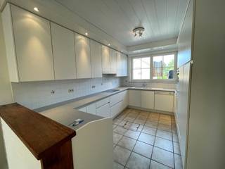 INSTAPKLARE WONING met ZUIDGERICHTE TUIN, op fietsafstand van Brugge! Op het gelijkvloers is er een ruime inkom, grote ingerichte keuken,...