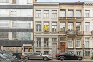 Prachtige Neoclassicistische Burgerwoning in het Hart van Antwerpen. Ontdek deze unieke kans om te wonen in een prachtige stadswoning, gelegen in de charmante Jacob Jacobsstraat. Hoewel deze straat geen zeezicht biedt, ademt zij de romantiek uit die je zou verwachten van een plek genoemd naar de 19e-eeuwse marineschilder Jacob Jacobs. De straat is in 2024 volledig nieuw aangelegd en voorzien van extra groen. Deze woning bevindt zich op een ideale locatie, midden in het bruisende hart van Antwerpen. U bent slechts enkele minuten verwijderd van het Centraal Station, de levendige Kievitbuurt, en het culturele Theaterplein. Aan het einde van de straat ligt het Stadspark, perfect voor joggen, skaten of ontspannen wandelingen.<br /><br />We betreden de woning langs de inkomhal met authentieke elementen en marmeren trap. In de leefruimte is het gezellig vertoeven met de pelletkachel en het natuurlijke zonlicht dat binnenkomt langs zowel de voor- als achtergevel. Verder een open keuken met eethoek. Deze keuken is uitgerust met koelkast, gasfornuis en oven en voldoende opbergruimte. Buiten tafelen op de koer is ook zeker een mogelijkheid want deze is direct toegankelijk langs de keuken.<br /><br />Met de vaste houten trap betreden we de 1ste, 2de en 3de verdieping. De 1ste verdieping biedt ruimte voor 1 volwaardige slaapkamer over de gehele breedte van de voorgevel en ingerichte badkamer. De 2de en 3de verdieping werd volledig omgetoverd tot een afzonderlijke unit met 2 slaapkamers, badkamer en uitgeruste keuken.<br />Verder kan de souterrain gebruikt worden als bureau- of stockageruimte<br /><br />Troeven: -9 zonnepanelen met groenestroomcertificaten en terugdraaiende teller<br />-Lage energiekosten<br />-EPC label B<br />-Toplocatie van de woning<br />-Koer of terras<br /><br />Mis deze unieke kans niet om te wonen in een van de meest gewilde locaties van Antwerpen. Neem vandaag nog contact met ons op voor meer informatie of om een bezichtiging te plannen!