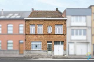 Te koop in Ronse. <br />
<p>In de Ninovestraat 137 te Ronse vinden we deze verrassend ruime woning met tal van mogelijkheden.</p>
<p>Op het <strong>gelijkvloers</strong> kom je binnen via de inkomhal, die toegang geeft tot een gezellige <strong>zithoek en woonkamer</strong>. Aansluitend bevinden zich de <strong>eetkamer</strong> en de <strong>keuken</strong>, samen goed voor een praktische en aangename leefruimte.</p>
<p>De <strong>eerste verdieping</strong> telt maar liefst <strong>vier volwaardige slaapkamers</strong> en een <strong>badkamer</strong>. Via de trap bereik je de <strong>zolder</strong>, waar nog een extra ruimte kan worden ingericht, bijvoorbeeld als extra slaapkamer, hobbyruimte of bureau.</p>
<p>Een absolute troef van deze eigendom is het <strong>riante magazijn van 133 m²</strong>, ideaal voor zelfstandigen, opslag, hobby’s of wie nood heeft aan extra werk- of opslagruimte.</p>
<p>Deze woning biedt een mooie combinatie van <strong>wooncomfort en functionaliteit</strong>, met veel potentieel voor wie ruimte zoekt, zowel privé als professioneel.<br /><br />De woning beschikt over een <strong>droge kelder</strong>, ideaal als extra bergruimte.<br /><br />Voor meer informatie of een bezoek contacteer Laura 0468 15 14 41 - laura.r@cornelis-goeman.be</p>