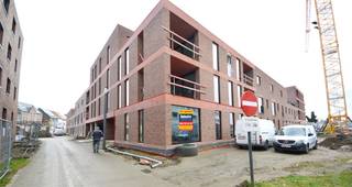 Bent u op zoek naar een energiezuinig nieuwbouw kantoor, praktijk  of creatieve workspace in een gebouw met een originele architectuur en makkelijke bereikbaarheid in de nieuwste hipste woonbuurt van Aalst? Check this out!Aan de oever van de Dender groeit en bloeit de NIEUWSTE WOONBUURT PIER KORNEL. Ontwikkelaars Revive en Matexi bundelden hun krachten samen om een voormalig industrieterrein om te vormen tot een plek waar het PRETTIG WONEN EN WERKEN is voor jong en oud. Aan het water en op een BOOGSCHEUT VAN HET CENTRUM van Aalst ontdek je dit totaalconcept met een MIX aan wooneenheden, commerciële ruimtes en assistentiewoningen. Er is voor ieder wat wils. En daar stopt het dan ook niet ... Een collectieve tuin, gemeenschapsvoorzieningen, parking, aan alles werd gedacht.<br />Dit betreft een op de hoek gelegen lichtrijke CASCO ruimte met een opp. van 151.5 m². <br />(BUURT A.0.1). OPTIONELE AANKOOP ONDERGRONDSE PARKING EN EV. BERGING MOGELIJK. <br /><br />Het grondaandeel valt onder het stelsel van de registratierechten en op de constructiewaarde geldt de BTW wetgeving. <br />