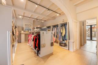 Winkel 'La Fiducia' blijft geopend tijdens het verkoopproces.<br /><br />Dit INSTAPKLAAR HANDELSPAND is gelegen te Pittem met name in de Tieltstraat 23 op een perceel grond van 382 m² en met een bruikbare oppervlakte van 268 m². Deze eigendom geniet een uiterst centrale en zichtbare ligging.<br /><br />PLUSPUNTEN:<br />* UITERST CENTRALE EN ZICHTBARE LIGGING<br />* GERENOVEERD 2020<br />* PRIVATE PARKING<br />* VOLLEDIG INSTAPKLAAR<br /><br />INTERIEUR:<br />Het gelijkvloers omvat ca. 175 m² en is momenteel ingericht als kledingzaak. De handelsruimte is praktisch ingedeeld en beschikt over een apart toilet, kitchenette en handige bergruimte achteraan. Daarnaast biedt de kelder extra mogelijkheden voor stockage.<br /><br />De eerste verdieping omvat vier afzonderlijke ruimtes (22,80 m² - 25,20 m² - 21,94 m² - 20,40 m²) Deze ruimtes kunnen perfect worden aangewend als kantoor-, praktijk- of polyvalente ruimtes, maar zijn eveneens ideaal voor extra stockage.<br /><br />EXTERIEUR:<br />Aan de achterzijde bevindt zich een aangenaam terras van ca. 81 m², dat rechtstreeks aansluit op de privatieve parking. Hier is plaats voor ongeveer vier wagens, wat een belangrijke troef vormt voor zowel klanten als personeel.<br /><br />Een veelzijdig en instapklaar handelspand op een uitstekende commerciële locatie in het centrum van Pittem, ideaal voor wie op zoek is naar een eigendom waar wonen, werken, handel of een zelfstandige activiteit gecombineerd kan worden.