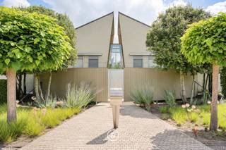 Aan de rand van de Bosmolens, op wandelafstand van het provinciaal domein Wallemote/Wolvenhof en vlakbij de op- en afrit van Izegem en AZ Delta, bevindt zich deze instapklare architectenvilla op een perceel van 1.897 m².<br /><br />De woning biedt 356 m² bewoonbare oppervlakte en werd afgewerkt met hoogwaardige materialen zoals teak, natuursteen en inox. Grote raampartijen, royale plafondhoogtes en een doordachte architectuur zorgen voor een uitzonderlijk gevoel van ruimte, licht en een naadloze connectie met buiten.<br /><br />Op het gelijkvloers bevinden zich een stijlvolle leefruimte met open haard die rechtstreeks uitgeeft op het mooie terras met zwembad en het naastgelegen poolhouse. Verder is er een luxueus uitgeruste leefkeuken, een multifunctionele ruimte die perfect dienst kan doen als bureau, praktijk of extra slaapkamer, een praktische wasplaats en een dubbele garage met berging.<br /><br />De verdieping omvat drie volwaardige slaapkamers, waaronder een royale mastersuite met dressing en een luxueuze badkamer. Een tweede badkamer vervolledigt het comfort voor het gezin.<br /><br />De fraai aangelegde, zonnige tuin met volledig vernieuwd zwembad en stijlvol poolhouse met eetplaats, kitchenette en kleedkamer vormt een echte oase van rust en privacy en creëert een vakantiegevoel in eigen tuin.<br /><br />Een exclusieve villa waar moderne architectuur, hoogwaardige afwerking, uitzonderlijk wooncomfort en een uitstekende bereikbaarheid perfect samenkomen.