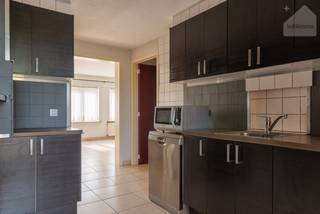 In het centrum van Meerhout bevindt zich deze ruime eengezinswoning met drie volwaardige slaapkamers en vier garages. Dankzij de praktische indeling, de centrale ligging en de extra huuropbrengst van de garages is deze eigendom zowel interessant voor gezinnen als voor investeerders.<br /><br />Op het gelijkvloers bevindt zich een polyvalente ruimte van ca. 27 m², die perfect kan dienen als bureau, praktijkruimte, hobbykamer of extra leefruimte. Verder vind je hier een achterinkom, een badkamer met inloopdouche, een apart toilet, een berging met aansluiting voor een wasmachine en een kelder, ideaal als extra opslagruimte.<br /><br />De eerste verdieping vormt het hart van de woning. De open keuken sluit naadloos aan op de lichtrijke leefruimte en geeft toegang tot een gezellig terras van 15 m². Op deze verdieping bevindt zich bovendien de eerste slaapkamer.<br /><br />Op de tweede verdieping zijn nog twee ruime slaapkamers aanwezig, samen met een apart toilet. Met in totaal drie slaapkamers biedt deze woning alle comfort voor een gezin of voor wie extra ruimte wenst.<br /><br />Een absolute meerwaarde van deze eigendom zijn de vier garages. Drie garages zijn momenteel verhuurd en genereren samen een maandelijkse huuropbrengst van €220. De vierde garage behoort bij de woning en kan gebruikt worden als eigen parkeer- of bergruimte, of eveneens verhuurd worden voor een bijkomend rendement.<br /><br /><strong>Troeven</strong>
<ul>
<li>Centrale ligging in het centrum van Meerhout</li>
<li>Drie volwaardige slaapkamers</li>
<li>Extra maandelijkse huuropbrengst dankzij de garages</li>
<li>Polyvalente ruimte met diverse gebruiksmogelijkheden</li>
<li>Interessant als gezinswoning én als investering</li>
<li>Geen renovatieplicht </li>
</ul>
Deze eigendom combineert een comfortabele gezinswoning met een aantrekkelijk investeringspotentieel dankzij de vier garages en de bestaande huuropbrengsten.<br /><br /><br /><strong>Nieuwsgierig?</strong> Neem snel contact met ons op voor meer informatie of een bezoek ter plaatse: info@sublimmo.be of 014 84 83 69.<br />