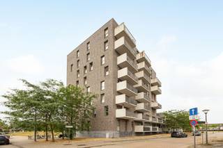 <p>Bent u op zoek naar een modern, instapklaar en uiterst energiezuinig appartement? Dit prachtig onderhouden appartement uit 2013 ligt aan de felbegeerde Robert Schumanlaan 29 in Hoboken. <br />Met een uitzonderlijk gunstig EPC-label A bent u hier klaar voor de toekomst. De ideale match voor starters, singles of als slimme, waardevaste investering!</p><p>Indeling & Troeven</p><p>* Lichtrijke leefruimte met open keuken: De ruime woonkamer geniet van een maximale lichtinval en vormt één mooi geheel met de modern ingerichte open keuken. Gezelligheid en comfort troef.<br />* Heerlijk terras: Direct toegankelijk vanuit de leefruimte. Een heerlijke buitenruimte om te ontspannen, een boek te lezen of te genieten van de frisse lucht.<br />* Ruime slaapkamer: Een royale, rustige slaapkamer met meer dan voldoende plaats voor een groot tweepersoonsbed en een uitgebreide kastenwand.<br />* Aansluitende badkamer: Smaakvol ingericht en voorzien van een comfortabele douche en een elegant lavabomeubel met praktische opbergruimte.<br />* Praktische wasplaats/berging: Een onmisbare, aparte binnenberging met de nodige aansluitingen voor uw wasmachine en droogkast, plus extra opslagruimte.</p><p>Waarom dit appartement een absolute buitenkans is:</p><p>* Top EPC-label A: Uitzonderlijk energiezuinig, wat garant staat voor een zeer laag energieverbruik en optimaal wooncomfort.<br />* Bouwjaar 2013: Gebouwd volgens moderne normen, met kwalitatieve materialen en een conforme elektriciteitskeuring.<br />* Uitstekende ligging: Gelegen in een rustige, aangename buurt in Hoboken (Robert Schumanlaan). Winkels, scholen, parken en het openbaar vervoer (tram en bus richting Antwerpen-centrum) liggen op wandelafstand. Ook de belangrijke invalswegen zijn vlot bereikbaar.</p><p>Mis deze kans niet! Plan snel uw bezoek aan de Robert Schumanlaan 29 en ontdek dit vastgoedpareltje zelf.</p><p>Olena Besjentseva</p><p>Olena@home4you.be<br />+32 486 27 17 30<br />7/7 bereikbaar<br />BIV 520 272</p>