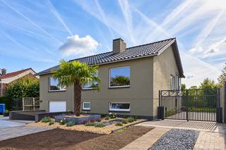 Op zoek naar een ruime, instapklare woning met maar liefst 331 m² woonoppervlakte, gelegen in een rustige straat en toch dichtbij het kanaal!<br /><br />Deze recent gerenoveerde woning op een perceel van 720 m² combineert ruimte, comfort en een aangename ligging met tal van mogelijkheden.<br /><br />Bij het binnenkomen valt meteen de ruime en praktische indeling op. Op de eerste verdieping bevinden zich een volledig uitgeruste keuken, eetkamer en ruime woonkamer, aangevuld met drie slaapkamers, een badkamer en een apart toilet. De grote leefruimtes zorgen voor een aangename woonbeleving en bieden volop mogelijkheden voor een gezin.<br /><br />Een paar treden lager bevindt zich een extra woonniveau met twee bijkomende slaapkamers en een bureauruimte. Deze bureaukamer kijkt uit over de bijzonder aangename tuin en vormt een ideale plek om rustig te werken of te ontspannen.<br /><br />De tuin is een echte troef. Op het perceel van 720 m² geniet je van een rustgevende groene omgeving met een vijver en gezellige zitruimte. De ingebouwde jacuzzi zorgt bovendien voor een extra vleugje luxe en ontspanning.<br /><br />Ook praktisch heeft deze woning heel wat te bieden. Er is een inpandige garage en dankzij de royale oppervlakte zijn er verschillende mogelijkheden om de woning verder in te richten volgens de eigen behoeften. Denk bijvoorbeeld aan een hobbyruimte, extra werkplek, speelruimte of ontspanningsruimte.<br /><br />De woning werd recent gerenoveerd en beschikt bovendien over een goede EPC-score B, waardoor comfort en energiezuinigheid mooi samenkomen.<br /><br />Troeven op een rij:<br />📍 Rustige ligging in Pelt, nabij het kanaal<br />🏡 Maar liefst 331 m² woonoppervlakte<br />🌳 Perceel van 720 m²<br />🛏️ 5 slaapkamers<br />💼 Ruime bureauruimte<br />🛁 Badkamer en apart toilet<br />🍽️ Ruime keuken, eetkamer en woonkamer<br />💦 Ingebouwde jacuzzi<br />🌿 Aangelegde tuin met vijver en zitruimte<br />🚗 Inpandige garage<br />⚡ EPC-label B<br />🔨 Recent gerenoveerd<br />➕ Tal van mogelijkheden dankzij de uitzonderlijk ruime indeling<br /><br />Een woning die ruimte, rust en comfort op een mooie manier combineert en zeker een bezoek waard is!