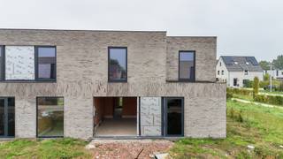 In de nieuwe verkaveling aan de Beekstraat – Begijnhofstraat in Astene bij Deinze bouwt Danneels deze moderne sleutel-op-de-deur woning met 4 slaapkamers en een garage op het lot 229. <br /><br />Deze BEN-woning wordt gebouwd met kwalitatieve en sterk isolerende materialen met het oog op een zo laag mogelijk energieverbruik voor verwarming, koeling en ventilatie. De woning wordt uitgerust met een geothermische warmtepomp, vloerverwarming, zonnepanelen en een ventilatiesysteem met warmterecuperatie.<br /><br />Danneels besteedt extra aandacht aan verfijning bij de architectuur en de afwerking, maar denkt ook aan een praktische indeling. Een open en lichtrijke woonkamer, een volledig ingerichte keuken, een handige bureauruimte of speelhoekje voor de kinderen, 4 slaapkamers met rechte muren en een complete badkamer. De woning heeft verder nog een leuke tuin met gezellig terras en een garage.<br /><br />In onze totaalprijs zijn mooie budgetten voorzien voor de keuken, badkamer, vloertegels, … van jouw keuze. Ook de aanleg van jouw oprit en het terras zijn inbegrepen. 