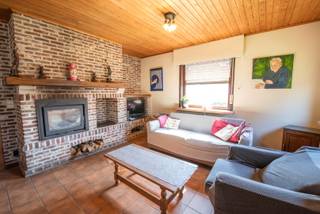 Stevige woning op een prachtig perceel grond van 1019 m².<br />Perfect gelegen in een rustige straat en op wandelafstand van handelszaken en supermarkt.<br /><br />De open bebouwing omvat een inkom, toilet, gezellige living met houtcassette, keuken, veranda, badkamer, 2 slaapkamers (waarvan 1 op het gelijkvloers), grote zolder (2 extra slaapkamers mogelijk), kelder, garage met wasplaats en grote tuin met overdekt terras.<br /><br />Benieuwd naar de indeling en staat van de woning? Kom gerust eens kijken.<br />Mailen naar sylvie@immoroba.be of een seintje op 09/388.53.53.