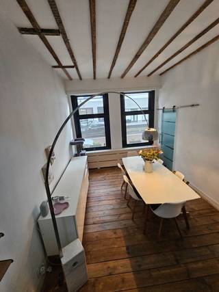 Ter nabijheid van park Spoor Noord ligt deze woning te 2060 Antwerpen. Hier ontdek je deze bijzonder warme en stijlvol gerenoveerde woning — een...