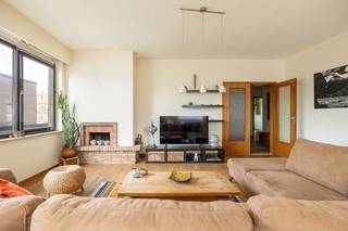 EPC en Grondplan kan u terugvinden bij "Documenten" op de Wellimmo-site<br /><br />Algemeen<br /><br />Dit appartement op de vierde verdieping beschikt over een bewoonbare oppervlakte van maar liefst 150m² en geniet van een unieke ligging recht tegenover de iconische concertzaal 'De Roma'. Met andere woorden: pal in het hart van Borgerhout: een buurt die bruist met een groot cultureel aanbod, gezellige cafés en restaurants op wandelafstand. Extra pluspunt: uitstekende verbinding met het openbaar vervoer dankzij de nabijgelegen tram- en bushaltes. Ook het centrum van Antwerpen bereikt u in enkele minuten met de fiets.<br /><br />Indeling<br /><br />Het hoekappartement bevindt zich op de vierde verdieping en is bereikbaar via een lift (conform) en een trap. Bij binnenkomst kom je meteen terecht in een grote inkomhal die toegang geeft tot alle kamers. Opvallend is de zeer lichte leefruimte. De keuken is ruim, dient eventueel naar eigen wens opgefrist te worden en geeft toegang tot een terras van 6m². Een doorlopend balkon over gans de hoek, vergroot nogmaals het gevoel van ruimte en licht. De volledige woning is voorzien van een mix aan parket- tegel en laminaatvloeren met over de ganse lijn elektrische vloerverwarming. Verder zijn er nog 3 ruime slaapkamers van respectievelijk 20m², 13,5m² en 12,5m². Daarnaast kom je er ook een handige berging tegen met ruimte voor wasmachine- en droogkast. Tot slot eindigen we in de ruime badkamer die beschikt over een ligbad, een dubbele wastafel en een toilet.<br /><br />Troeven<br />-Hoekappartement met zeer veel lichtinval<br />-150m²<br />-3 volwaardige slaapkamers<br />-Dak en lift reeds conform<br />-Terras<br />- Een veiligheidsdeur <br /><br />Interesse? Contacteer ons via info@wellimmo.net of bel naar 03 225 00 68